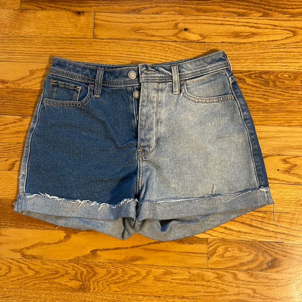 Hollister jean shorts, size 3 (26W)